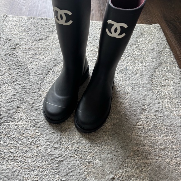 CHANEL Black and White Winter Rain Boots - Picture 1 of 5